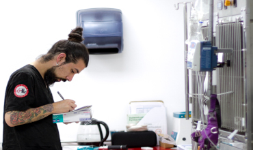 Veterinario haciendo una revision a los caniles de hospital